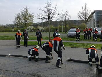 Die Feuerwehr Großenbrach hält sich immer fit für Einsätze. Das Foto entstand bei einer Leistungsprüfung. Foto: Harald Neugebauer