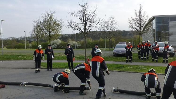 Die Feuerwehr Großenbrach hält sich immer fit für Einsätze. Das Foto entstand bei einer Leistungsprüfung. Foto: Harald Neugebauer