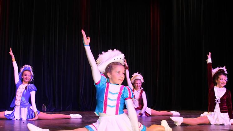 Tanzmariechenquartett -  von links:  Savina Foerster, Lia-Sophie Buchwald, Lea Vogel und Sofie Hartmann. Foto: Stephan Stöckel