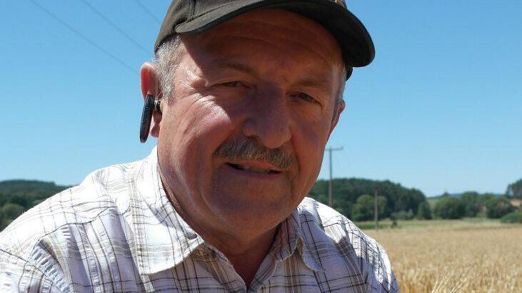 Habe die &Auml;hre: BBV-Kreisobmann Wilfried L&ouml;winger zeigt ein Exemplar mit nur 14 K&ouml;rner. Normal w&auml;ren 22 bis 26.