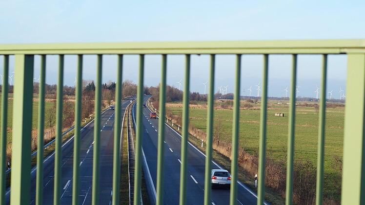 In Hamburg hat ein Feierwütiger sein blaues Wunder erlebt. Beim Versuch seine Notdurft zu verrichten, stürzte er von einer Autobahnbrücke. Symbolbild: pixabay.com / Kapa65