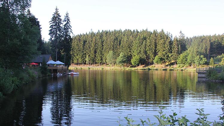 Gegen Abend fällt der Schatten über das Wasser des Ölschnitzsees. Foto: Andreas Schmitt