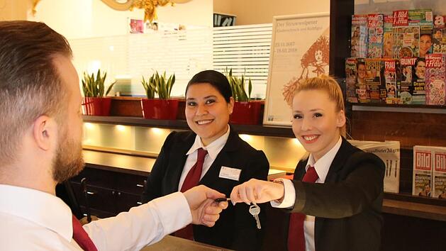 Iva Jurak (rechts) und Jessica Alicea bedienen an der Rezeption des Kaiserhof Victoria  einen Kunden. Die Bad Kissinger Hotelbranche blickt auf ein zufriedenstellendes Gesch&auml;ftsjahr 2018 zur&uuml;ck. Ralf Ruppert/Archiv