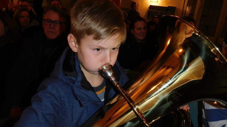 Ganz konzentriert und mit seinem Instrument verbunden: Leo.