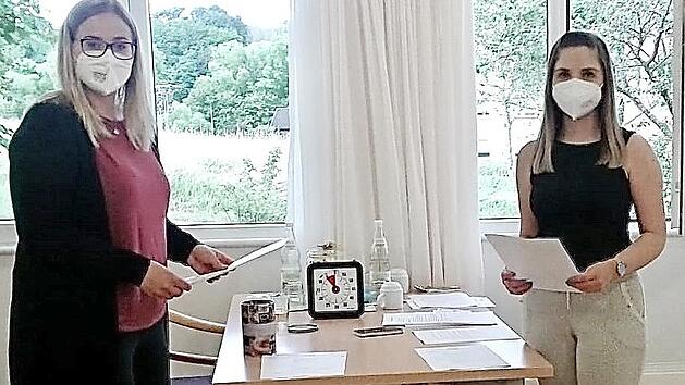 Patrizia Zimmerer (links) und Jennifer Schamberger arbeiten bei der Caritas f&uuml;r das Projekt "Goldies meet Youngsters".