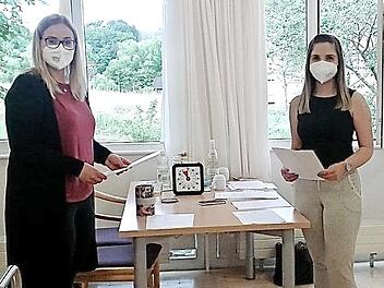 Patrizia Zimmerer (links) und Jennifer Schamberger arbeiten bei der Caritas für das Projekt "Goldies meet Youngsters".