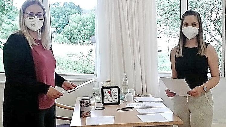 Patrizia Zimmerer (links) und Jennifer Schamberger arbeiten bei der Caritas für das Projekt "Goldies meet Youngsters".