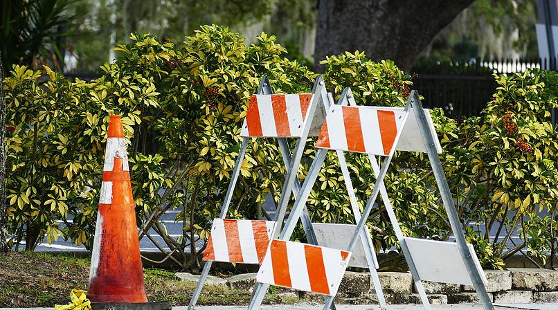 Radfahrer in Bamberg missachtet Stra&szlig;ensperre und landet in Baugrube