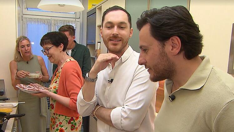 Full House in Petras schmaler Küche.