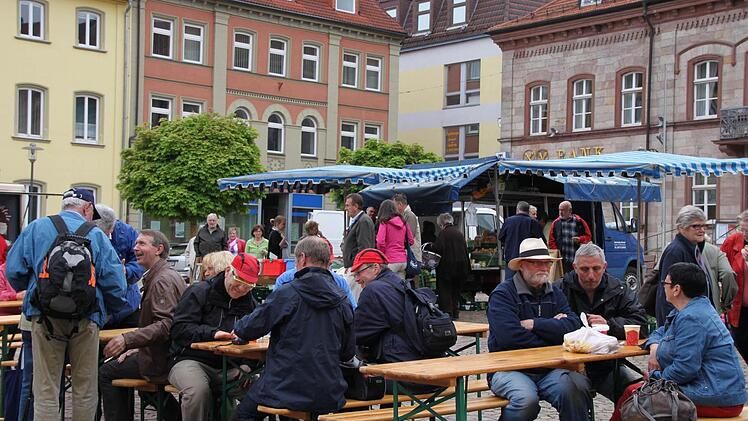 Etliche Hammelburger trafen sich am Samstag beim Frühstück auf dem Marktplatz.
