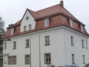 Das sanierte Forstamt in der Kronacher Straße 23 erstrahlt nach der umfangreichen Sanierung in neuem Glanz. Fotos: Alfred Thieret