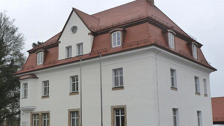 Das sanierte Forstamt in der Kronacher Straße 23 erstrahlt nach der umfangreichen Sanierung in neuem Glanz. Fotos: Alfred Thieret