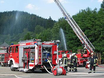 Auch die Drehleiter der Pressiger Feuerwehr kam bei der Übung zum Einsatz.  Foto: Willibald Jungkunz