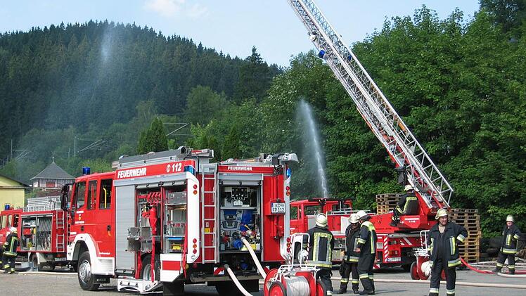 Auch die Drehleiter der Pressiger Feuerwehr kam bei der Übung zum Einsatz.  Foto: Willibald Jungkunz