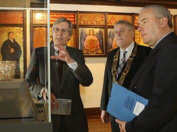 Aus diesem Becher hat Martin Luther der Überlieferung zufolge getrunken. Der Becher gehörte einst der Heiligen Elisabeth von Thüringen. Klaus Weschenfelder, Direktor der Kunstsammlungen, erläutert die Bedeutung des Bechers Oberbürgermeister Norbert Tessmer und Bayerns Kulturminister Ludwig Spaenle (CSU).  Foto: Barbara Herbst