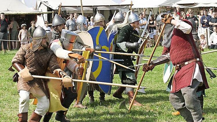 Am Mittelaltermarkt auf Burg Rabenstein messen sich mutige Männer auch in traditionellen Kämpfen.  Foto: Sabine Deß