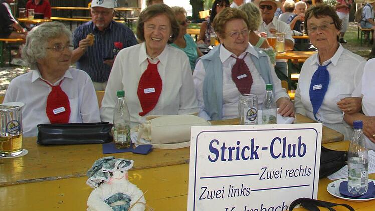 Der Strickclub tat sich mit seinen selbstgestrickten Krawatten als schönste Gruppe hervor.