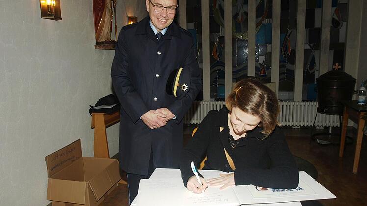 Sara Magenta Schneyer trug sich im Beisein von Polizeidirektor Thomas Lehmann in das Ehrenbuch der Bundespolizei ein. Foto: Geiger