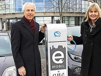 Die HUK-Coburg-Mitarbeiter von Wolfgang Weber (links) sollen künftig von der Ladestation direkt vor ihrem Arbeitsplatz profitieren. Birgit Weber (links) sieht darin einen weitern Erfolg beim Vorantreiben des städtischen Energiekonzepts.  Foto: Dominic Buckreus