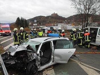 Der Fahrer des VW Golf im Vordergrund geriet mit seinem Wagen aus noch ungeklärten Gründen in den Gegenverkehr und stieß frontal mit dem Transporter eines Paketdienstes zusammen. Beide Fahrer erlitten lebensgefährliche Verletzungen. Foto: Dagmar Besand