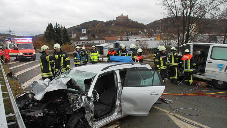 Der Fahrer des VW Golf im Vordergrund geriet mit seinem Wagen aus noch ungeklärten Gründen in den Gegenverkehr und stieß frontal mit dem Transporter eines Paketdienstes zusammen. Beide Fahrer erlitten lebensgefährliche Verletzungen. Foto: Dagmar Besand