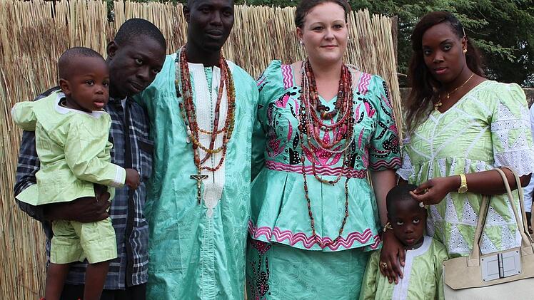 Christina Wittmann mit ihrem Bräutigam Bruno Diouf und den beiden Trauzeugen. Foto: Theo Wittmann