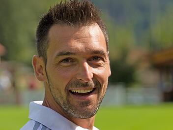 Trainer Alexander Schmidt gibt sein Traineramt am Saisonende bei der DJK-SV Neufang auf. Zuvor möchte der 42-jährige Werkzeugmacher aber noch die Meisterschaft in der Kreisklasse und den damit verbundenen Kreisliga-Aufstieg feiern. Foto: Heinrich Weiß