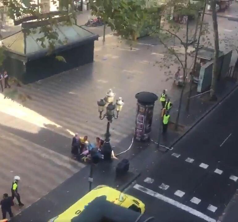 Lieferwagen fährt in Barcelona in Menschenmenge