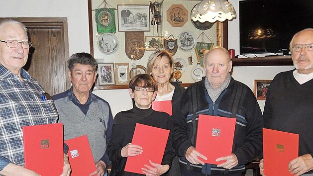 Sie wurden geehrt, von links: Vorsitzender Heinrich Baumann, Edgar Söldner, Anne Eisele, Karin Sefz, Heinz Moser, Helmut Nastvogel.  Foto: pr