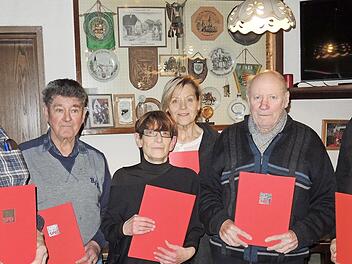 Sie wurden geehrt, von links: Vorsitzender Heinrich Baumann, Edgar Söldner, Anne Eisele, Karin Sefz, Heinz Moser, Helmut Nastvogel.  Foto: pr