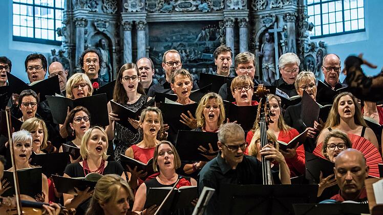 Die Coburger Erstaufführung der "Misa Tango" lockte zahlreiche Zuhörer in die Morizkirche. Unter der Leitung von Antoinetta Bafas beeindruckte der "Chor Unerhört" gemeinsam mit den Vokalsolisten Joana Tautu und Marcello Mejia-Mejia.Foto: Jochen Berger