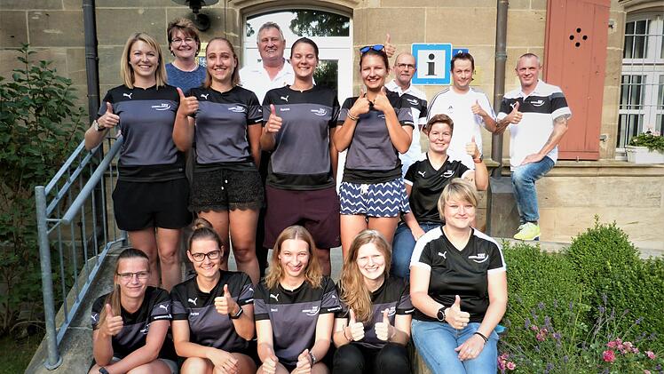 Das Aufsteiger-Team, untere Reihe von links: Spielführerin Lisa Münch, Marina Pusch, Rebecca Fritz, Verena Ruckdeschel und Svenja Küfner; zweite Reihe von links: Eva Hartmann, Theresa Dörnhöfer, Ramona Burger, Laura Krause und Lisa Ammon; oben von links: Carmen Back (zweite Vorsitzende), Bürgermeister Gerhard Schneider, Trainer Matthias Schneider, Co-Trainer Fabian Hörath und Betreuer Michael Ammon.  Foto: Werner Reißaus