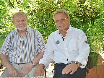 Bürgermeister Wolfgang Beiergrößlein (rechts) gratulierte Aloisius Roppelt zu dessen 90. Geburtstag.  Foto: K.- H. Hofmann