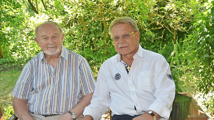 Bürgermeister Wolfgang Beiergrößlein (rechts) gratulierte Aloisius Roppelt zu dessen 90. Geburtstag.  Foto: K.- H. Hofmann