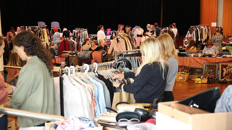 Von Beginn an war der Flohmarkt gut besucht. Foto: Saskia Nauer