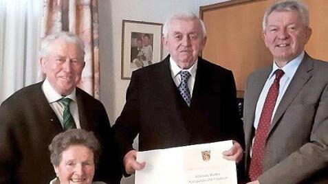 B&uuml;rgermeister Heinrich Faatz (hinten links) und Landrat Johann Kalb (rechts) gratulieren dem Jubelpaar. Foto: privat