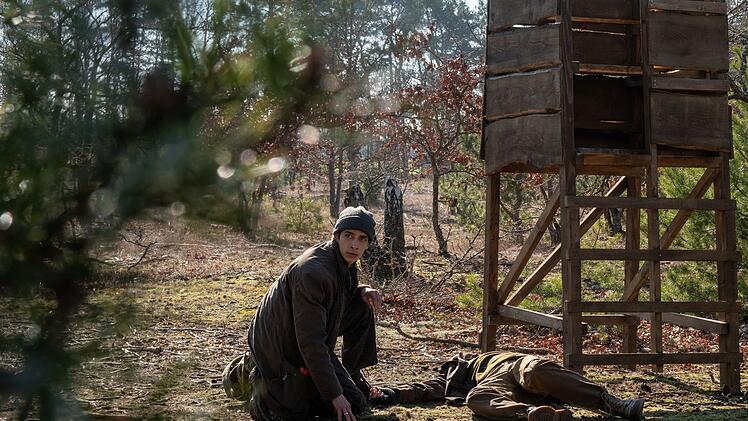 F&Ouml;J-ler Assan Nuri (Mekyas Mulugeta endeckt den Toten unter einem Hochstand.