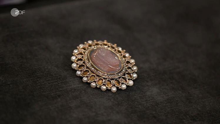 Ebenfalls verkauft wurde die Brosche mit Calzedon-Gemme, Rosendiamanten und Perlen aus der Zeit zwischen 1860 und 1870 mit einem Sch&auml;tzwert von 1.800 bis 2.000 Euro. Lisa N&uuml;dling bezahlte sogar 2.200 Euro.