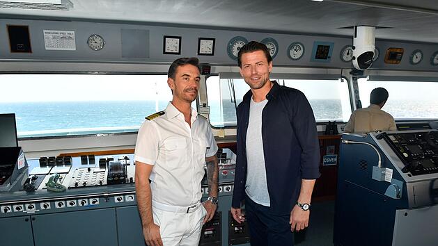 Als Florian Silbereisen (links) 2020 zum zweiten Mal als "Traumschiff"-Kapit&auml;n Max Parger in See stach, gab es prominenten Besuch von Ex-Torh&uuml;ter Roman Weidenfeller.