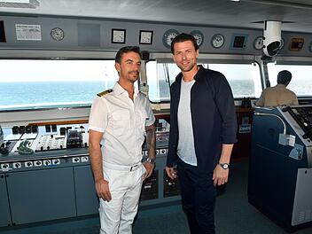 Als Florian Silbereisen (links) 2020 zum zweiten Mal als "Traumschiff"-Kapit&auml;n Max Parger in See stach, gab es prominenten Besuch von Ex-Torh&uuml;ter Roman Weidenfeller.