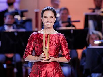 Wei&szlig;, wie man souver&auml;n und charmant durch einen "OPUS KLASSIK"-Abend f&uuml;hrt: D&eacute;sir&eacute;e Nosbusch moderiert die Preisverleihung zum wiederholten Male.