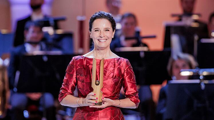 Wei&szlig;, wie man souver&auml;n und charmant durch einen "OPUS KLASSIK"-Abend f&uuml;hrt: D&eacute;sir&eacute;e Nosbusch moderiert die Preisverleihung zum wiederholten Male.