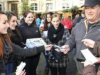 Lea, Celina, Katharina, Celin, Anne, Milena und Jenny (im Bild von links) wollen der kleinen Schwester ihrer Mitspielerin einfach nur helfen und verkauften die Tombolalose an alt und jung. Mit viel Erfolg, wie sich beim Kassensturz am Abend zeigte. Fotos: Ralf Kestel