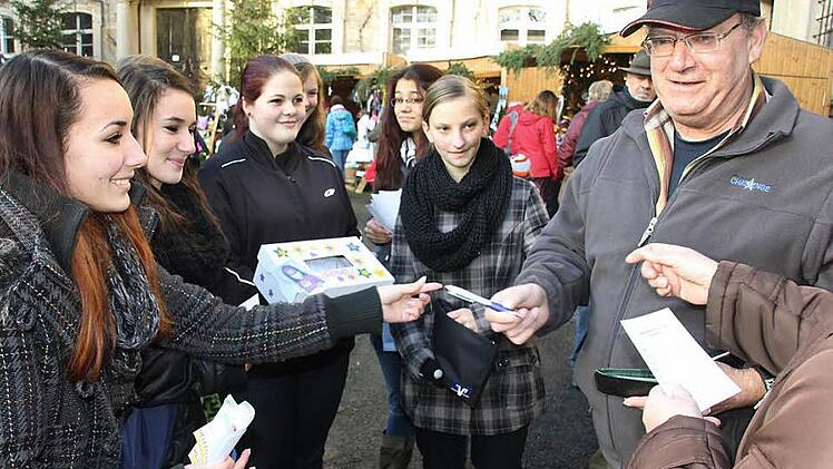 Lea, Celina, Katharina, Celin, Anne, Milena und Jenny (im Bild von links) wollen der kleinen Schwester ihrer Mitspielerin einfach nur helfen und verkauften die Tombolalose an alt und jung. Mit viel Erfolg, wie sich beim Kassensturz am Abend zeigte. Fotos: Ralf Kestel