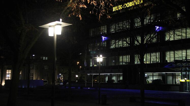 "Coburger Leuchten" vor dem HUK-Gebäude Bahnhofsplatz.