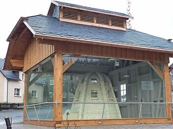 Am kommenden Montag wird in Kleintettau ein Glashüttendenkmal mit einem dreiräumigen Schmelzofen eingeweiht. Das Glashüttengebäude erinnert an die Anfänge der Glasmacher am Rennsteig. Foto: Gerd Fleischmann