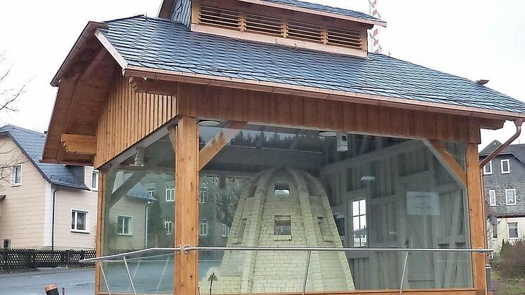 Am kommenden Montag wird in Kleintettau ein Glashüttendenkmal mit einem dreiräumigen Schmelzofen eingeweiht. Das Glashüttengebäude erinnert an die Anfänge der Glasmacher am Rennsteig. Foto: Gerd Fleischmann