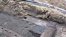 Im Sandgebiet tauchten uralte Bohlenwege auf. Dieser wird auf die Zeit um 1100 datiert.