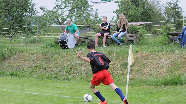 Erwartungsfrohe Pfaffenhäuser Fans bei einer Ecke. Foto: Hopf