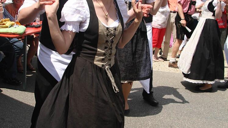 Auch auf dem Vorplatz vor der Linde wurde kräftig getanzt - eine Augenweide. Foto: Sonja Adam